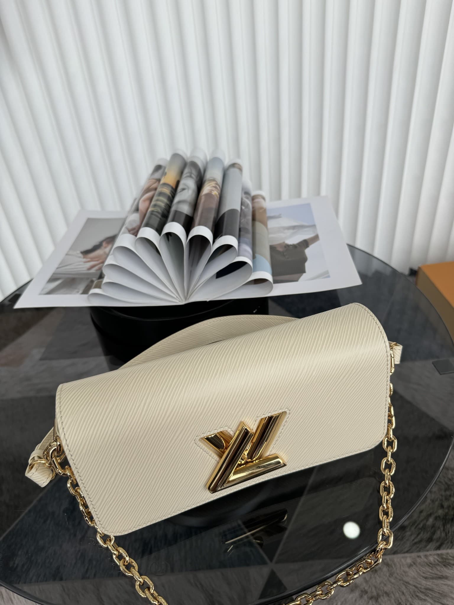 LV Bag M24549