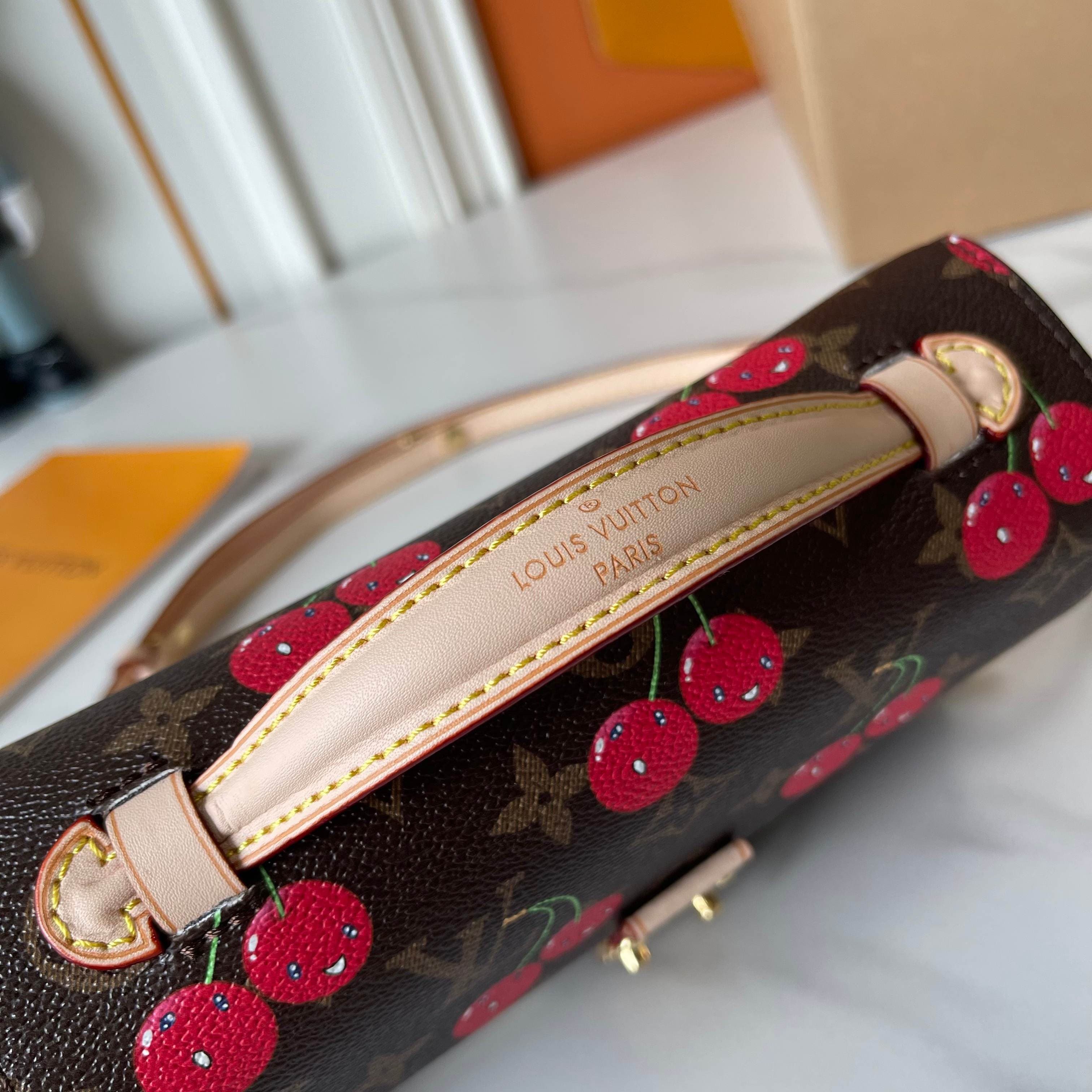 LV Bag M14231