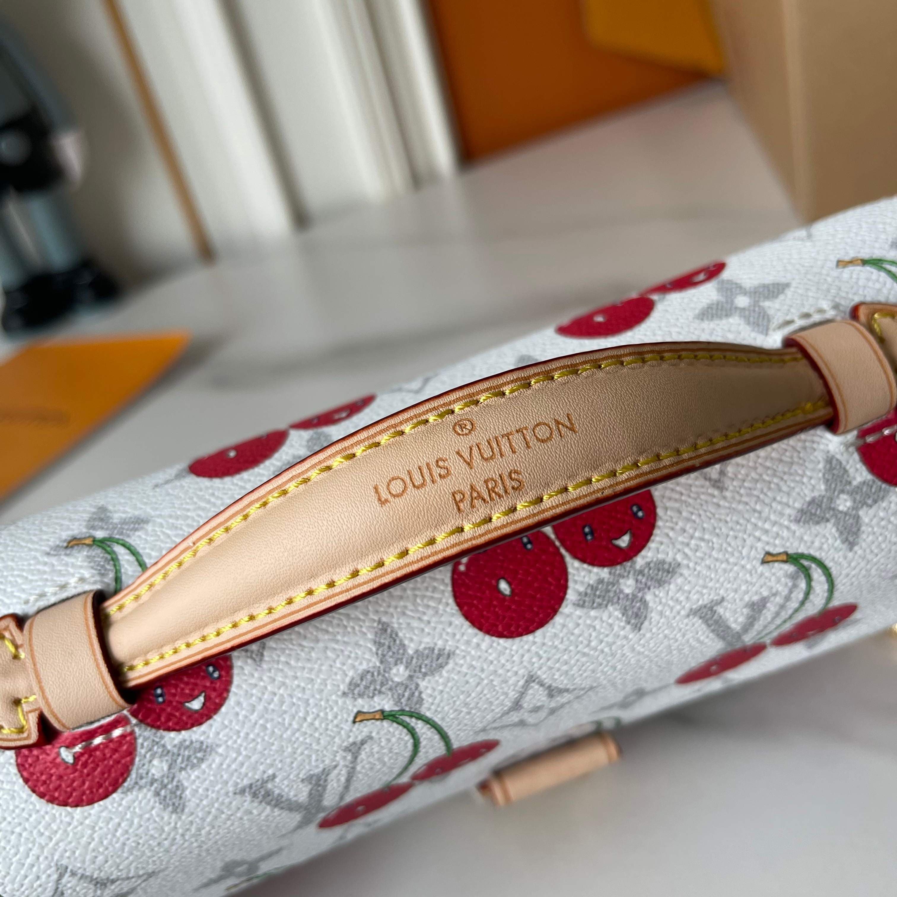 LV Bag M14231