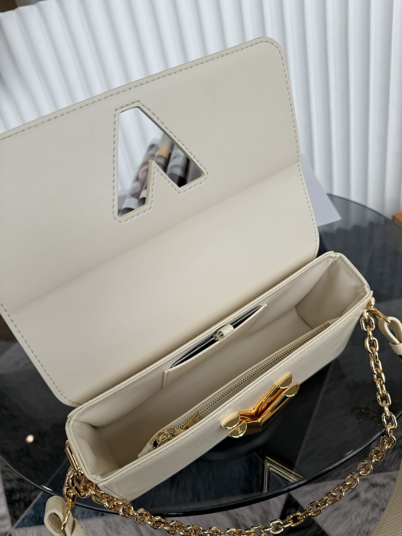 LV Bag M24549