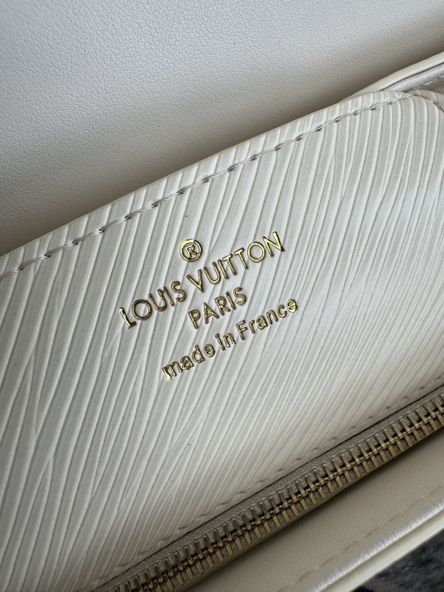 LV Bag M24549
