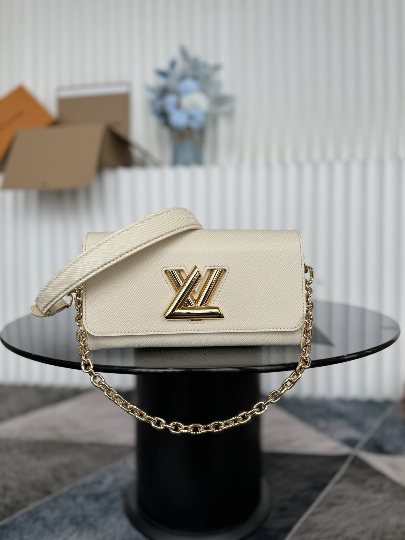 LV Bag M24549