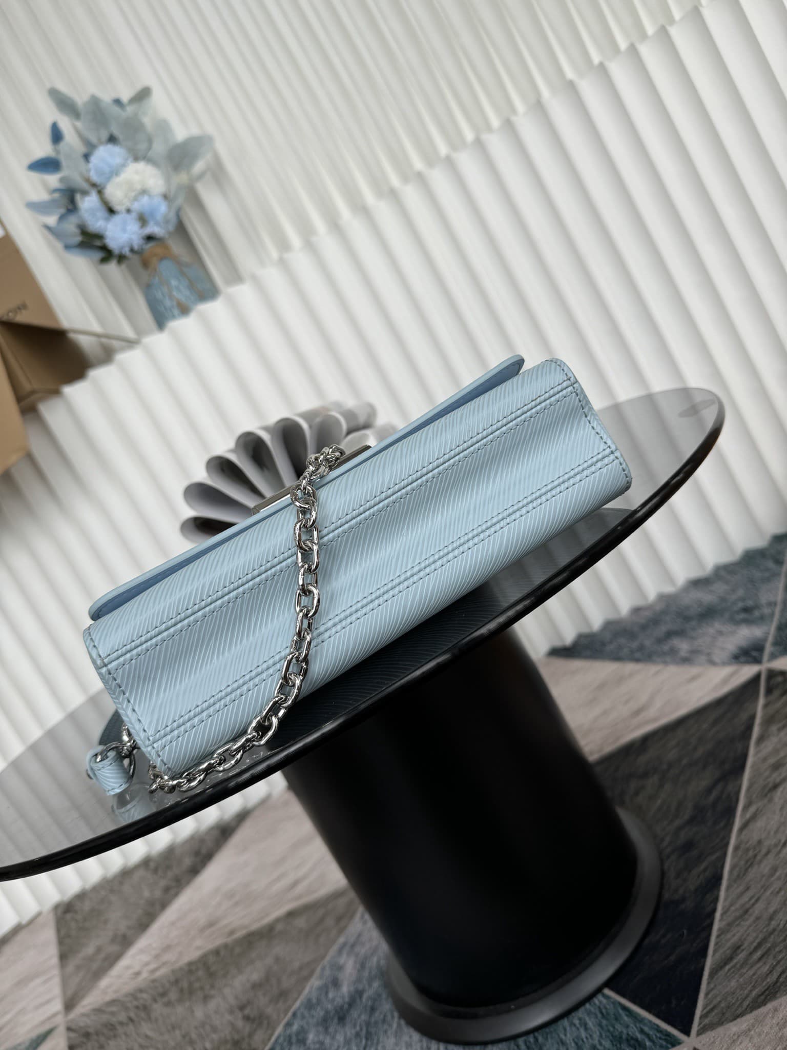 LV Bag M24549