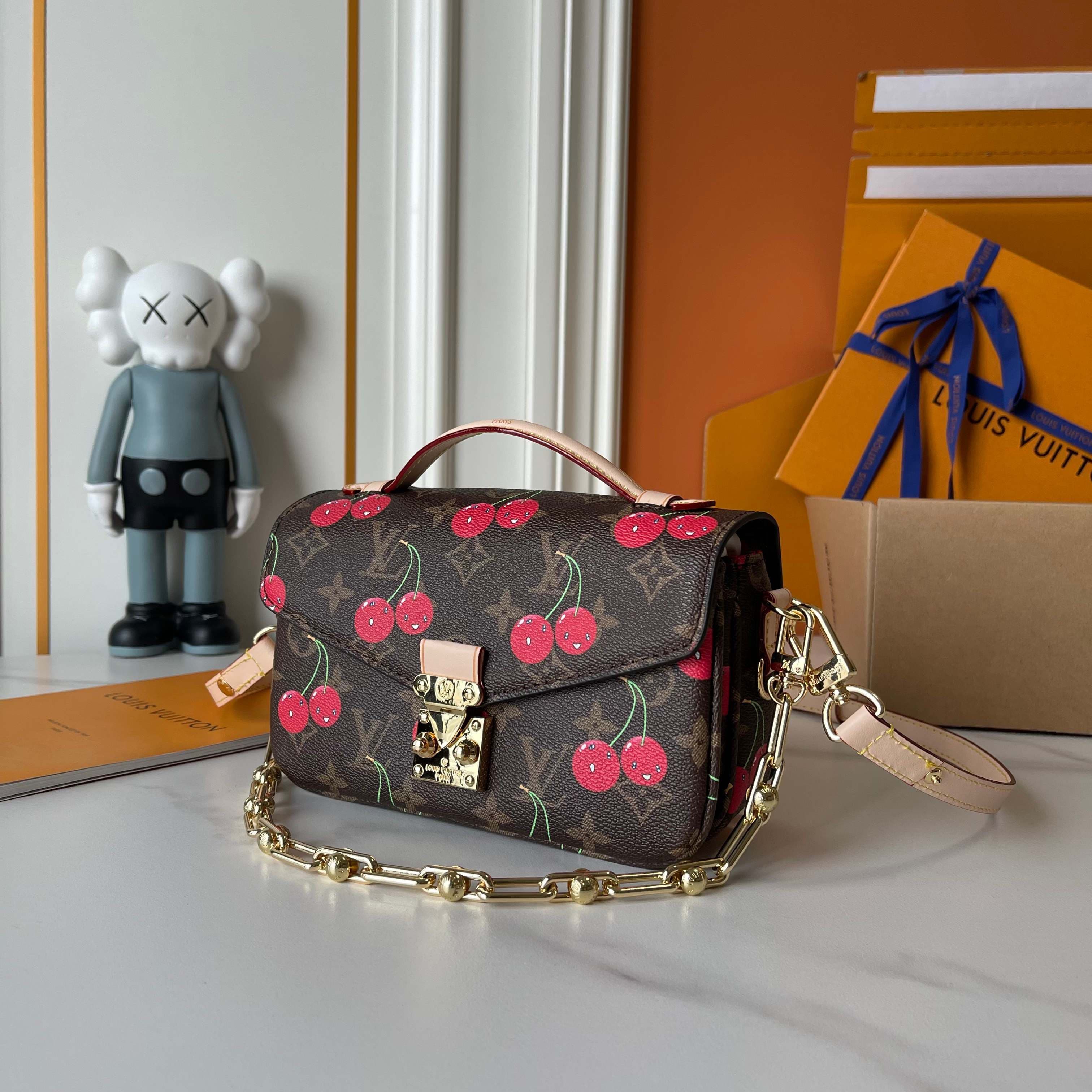 LV Bag M14231