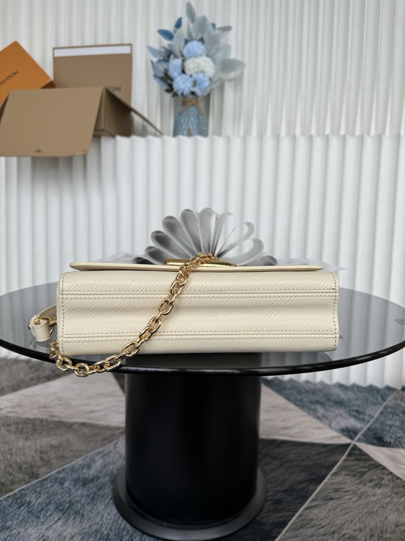 LV Bag M24549