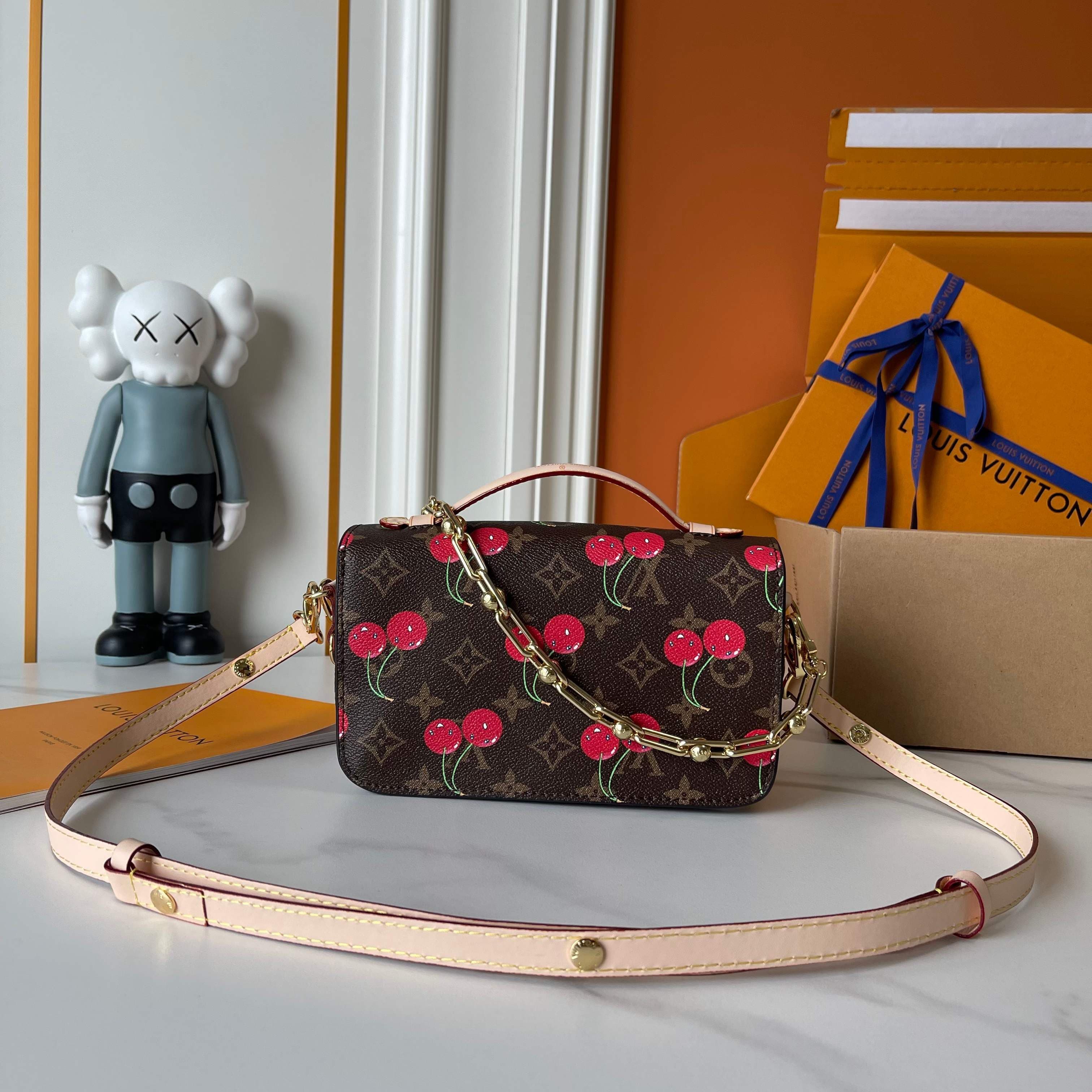 LV Bag M14231