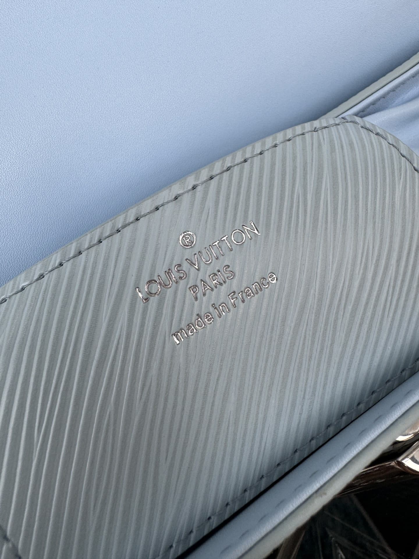 LV Bag M24549