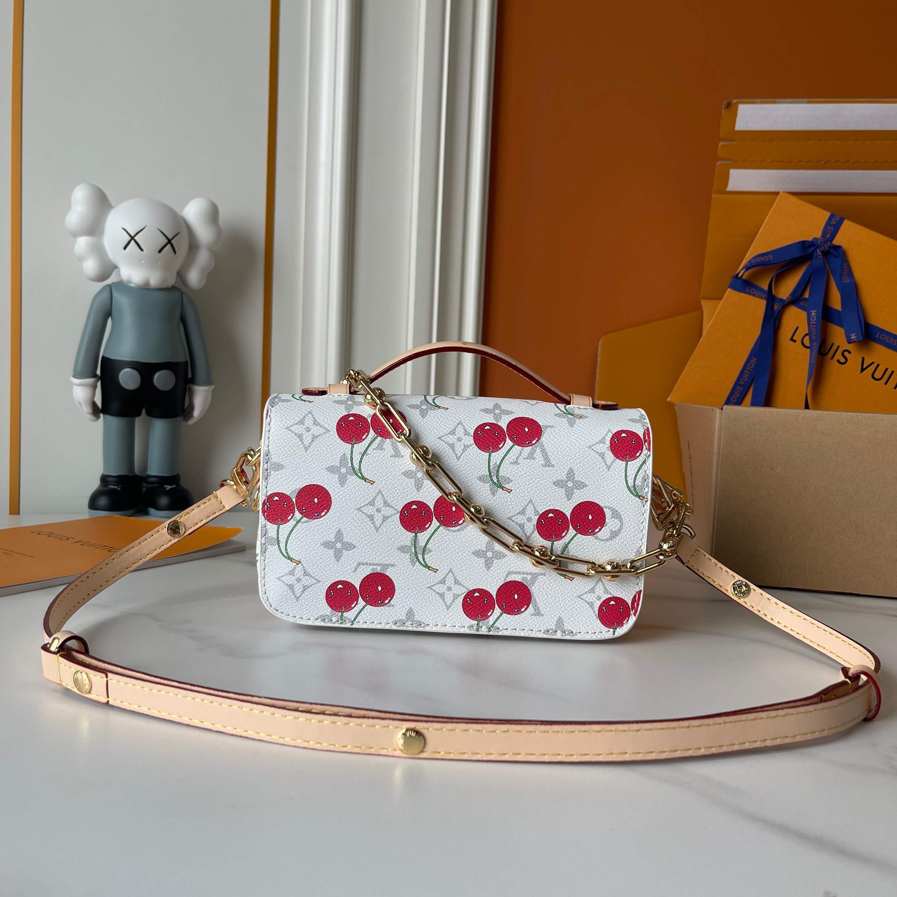 LV Bag M14231