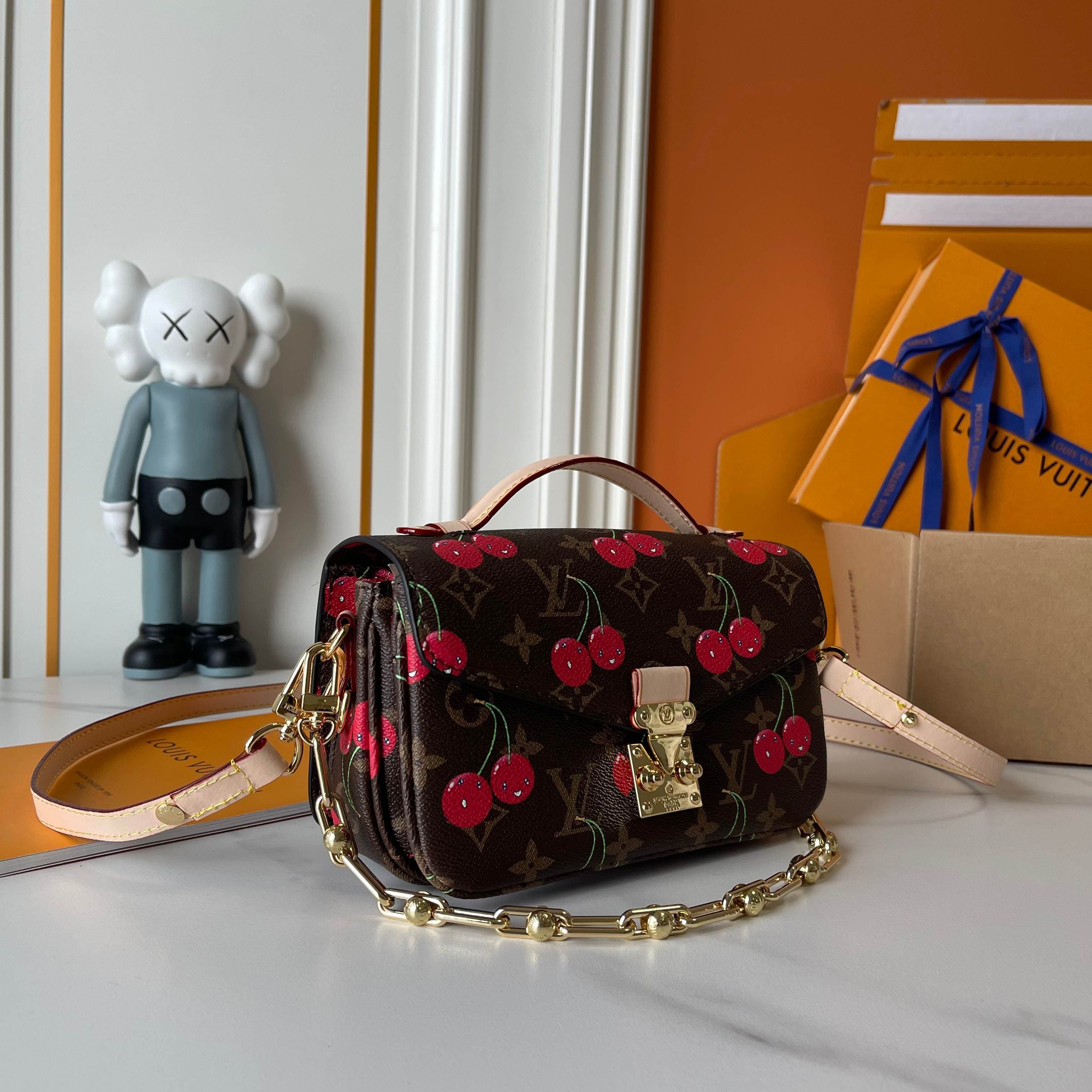 LV Bag M14231