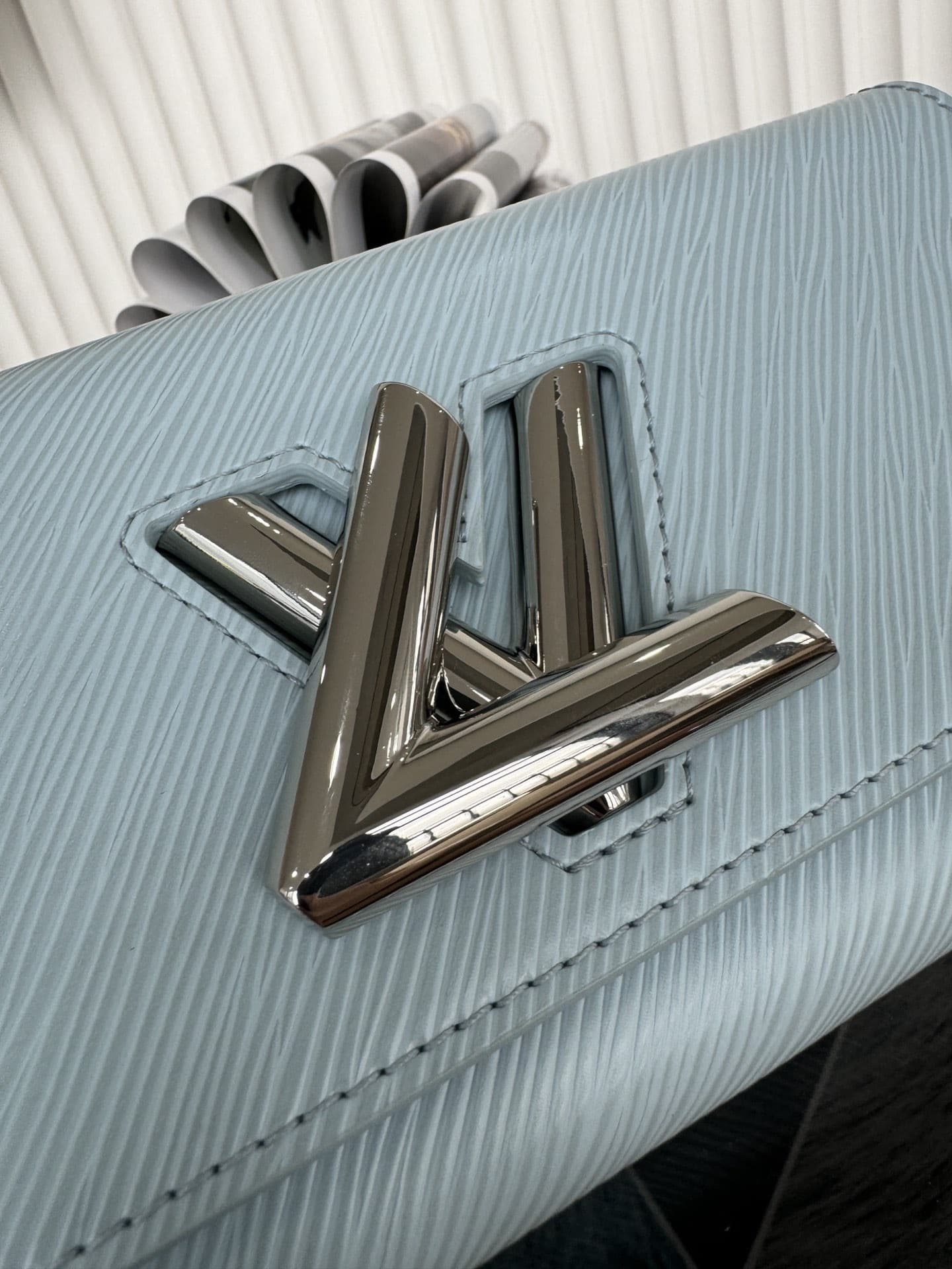 LV Bag M24549