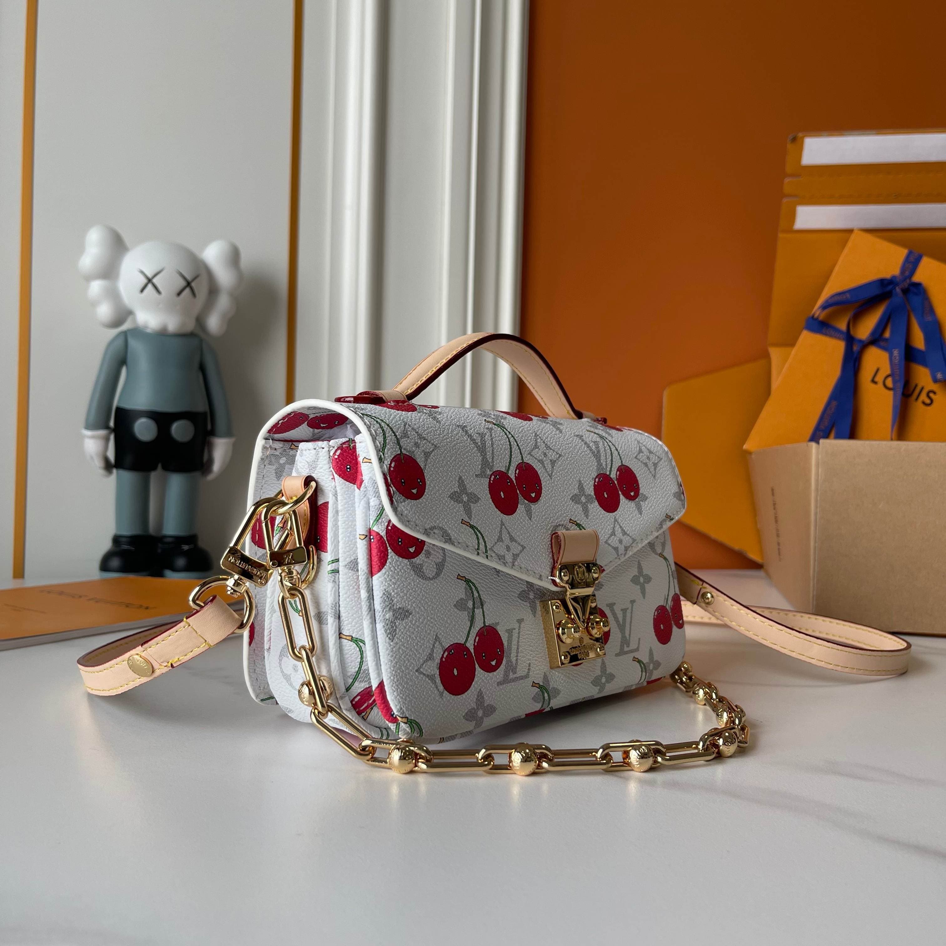 LV Bag M14231