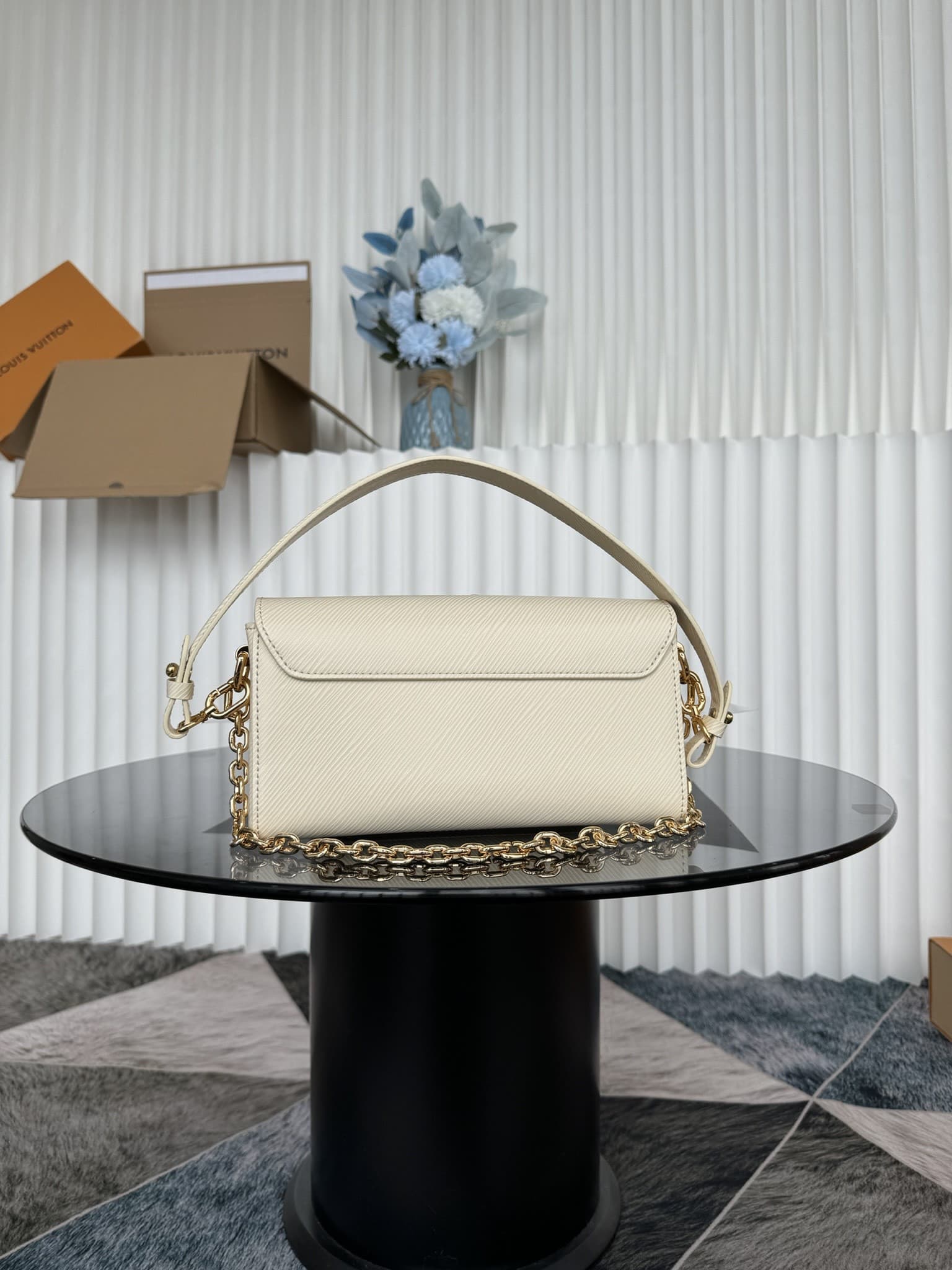 LV Bag M24549