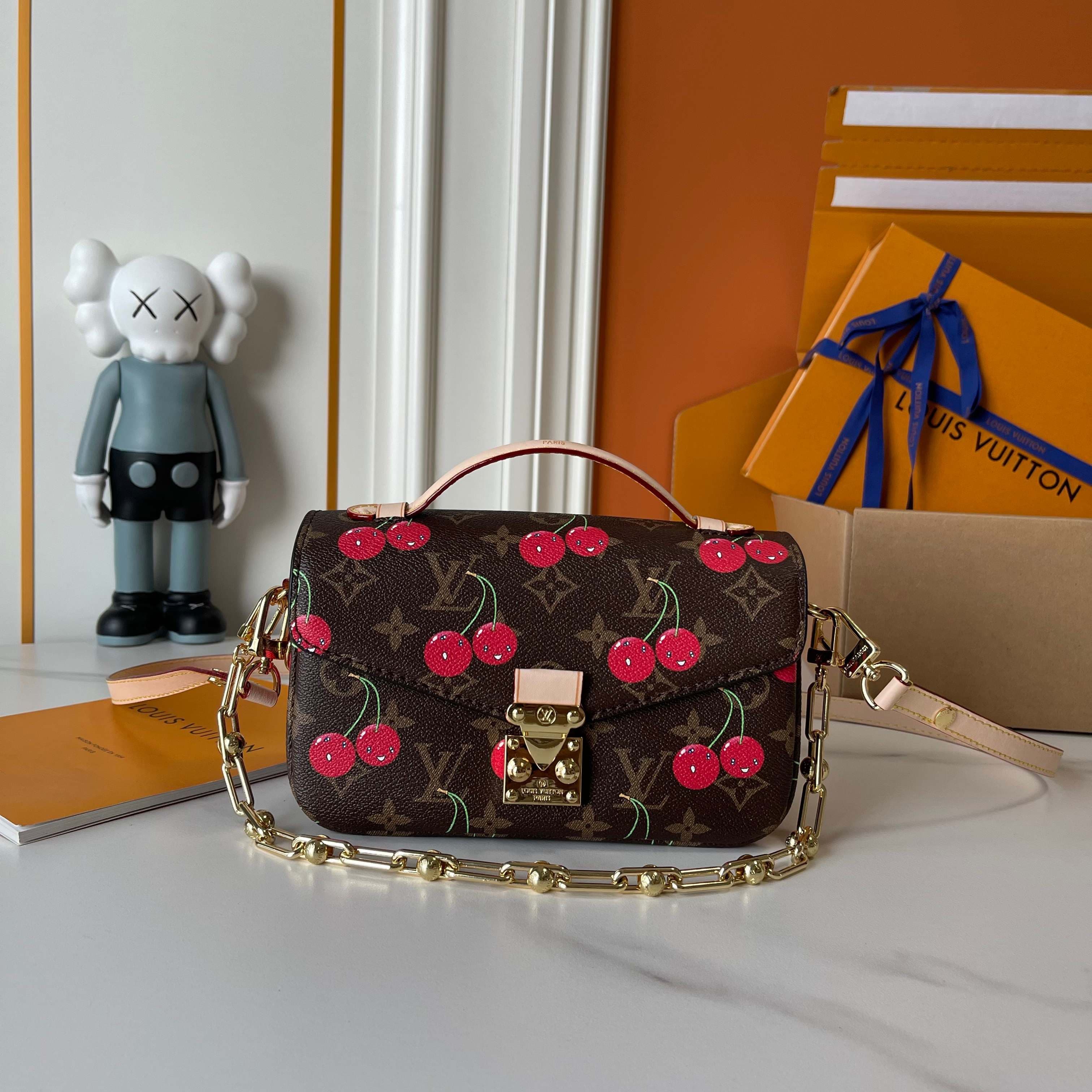 LV Bag M14231