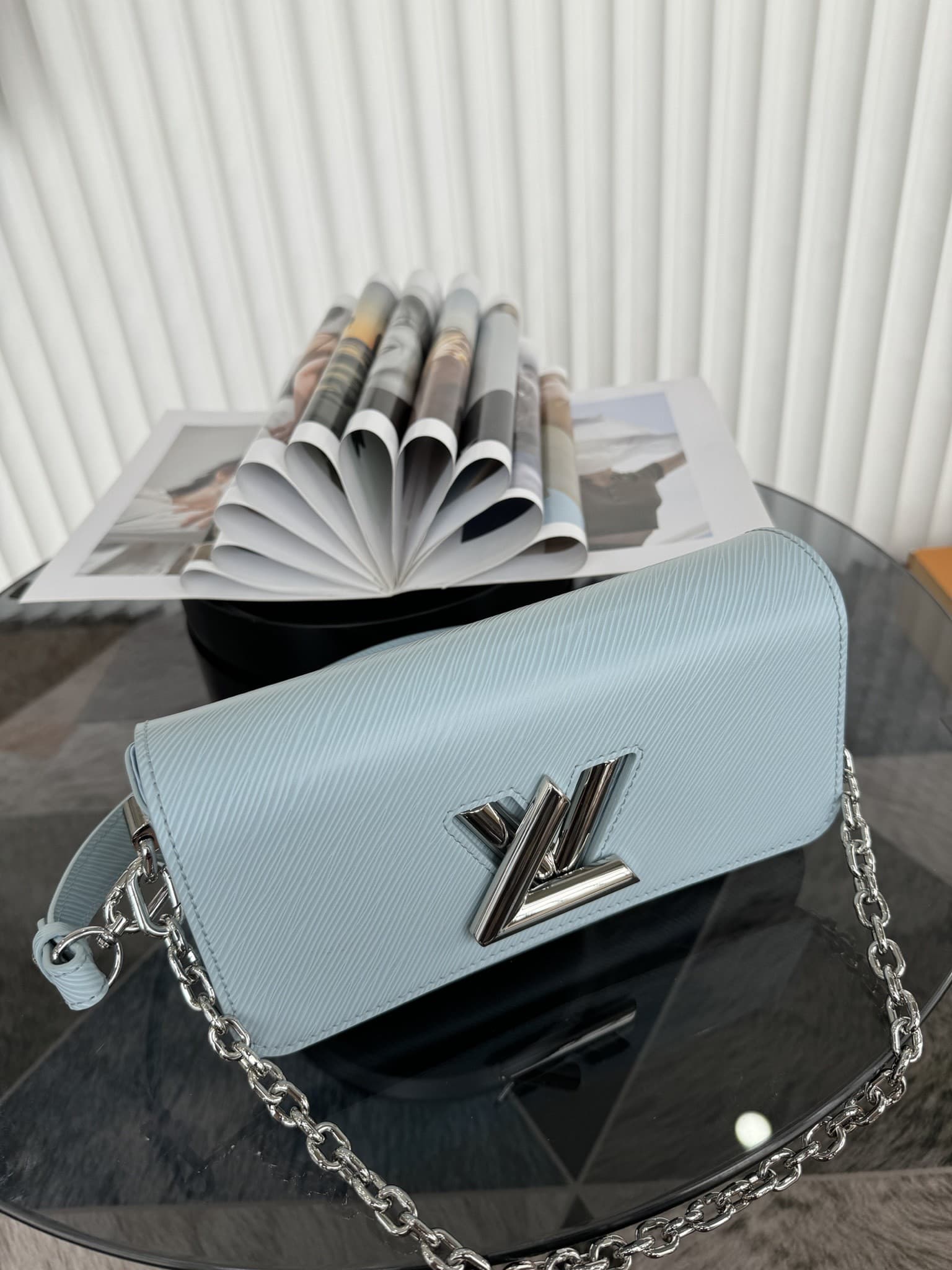 LV Bag M24549