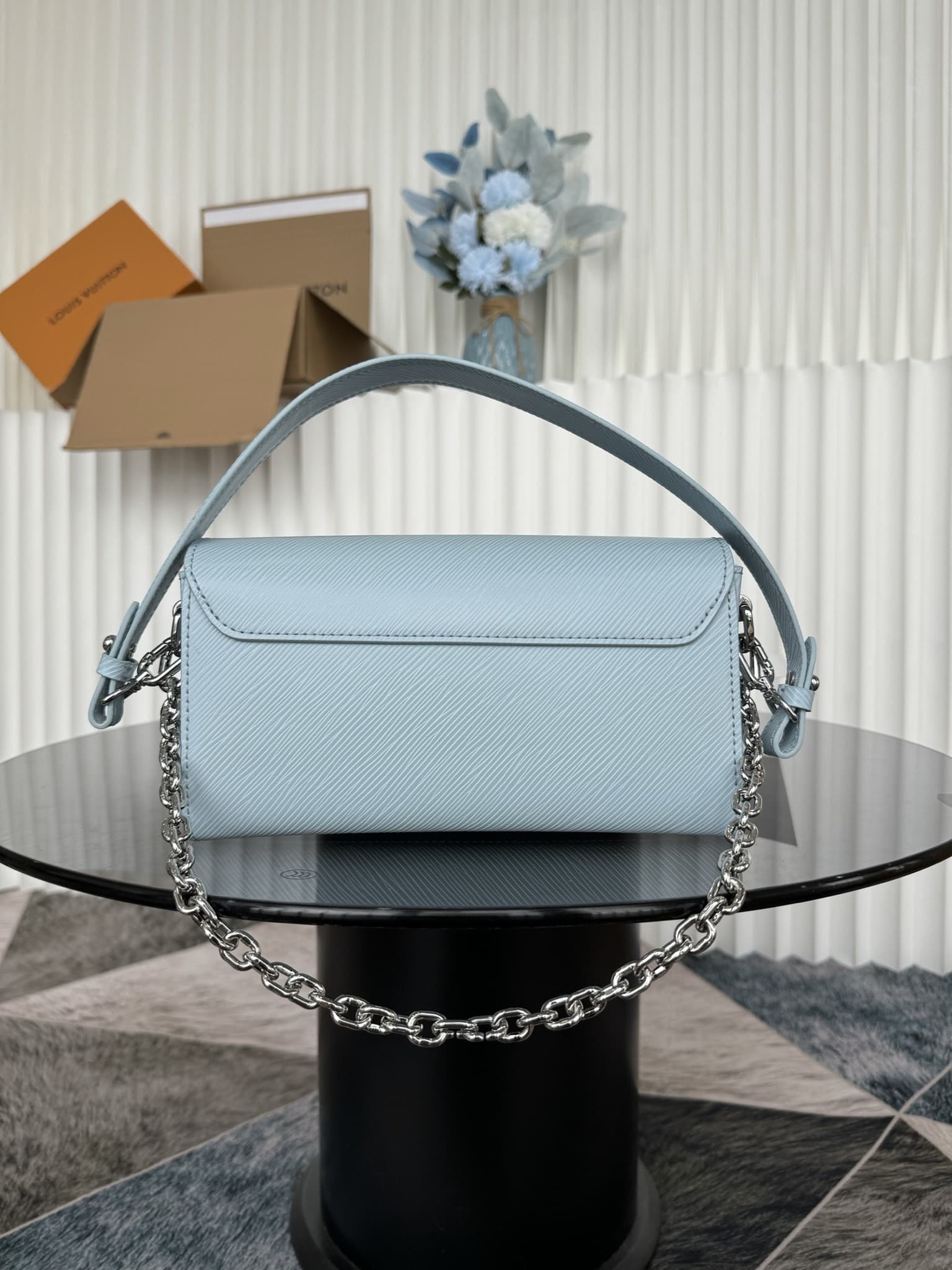 LV Bag M24549
