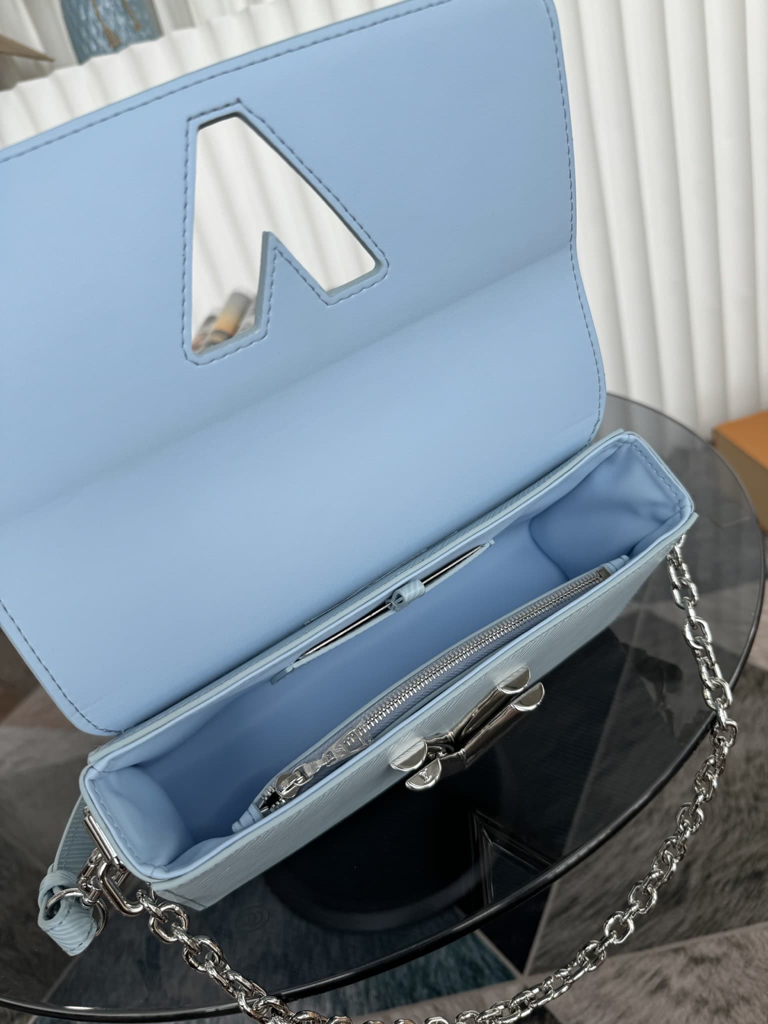 LV Bag M24549