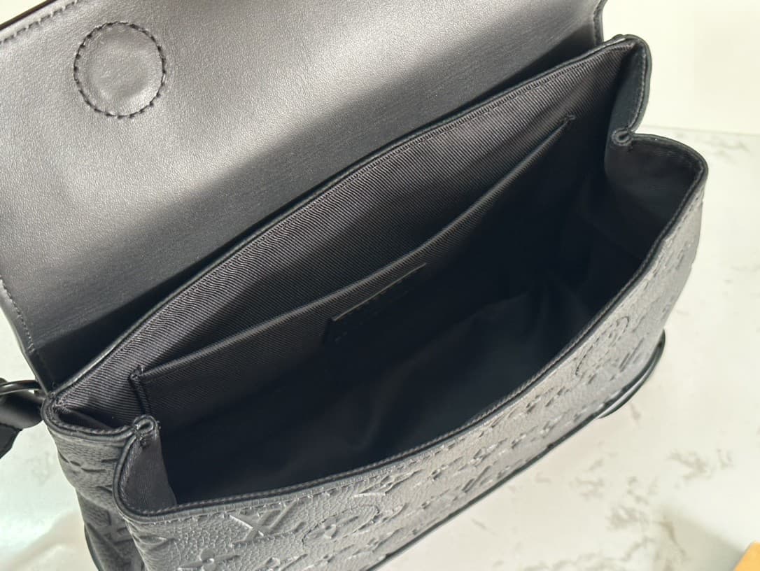 LV Bag M22765