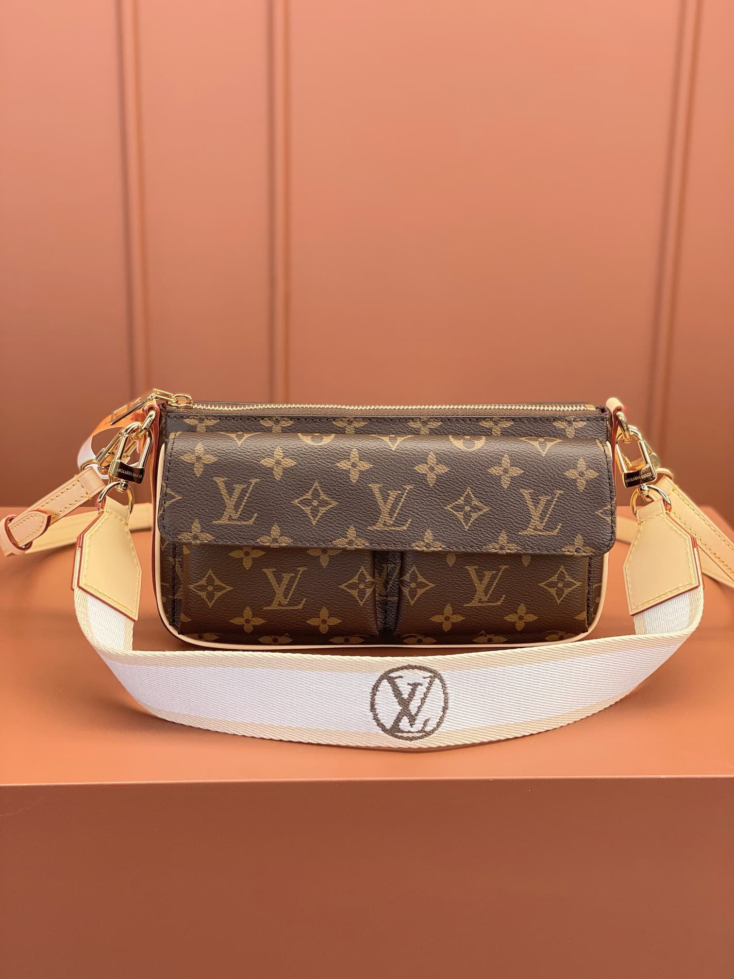 LV Bag M46999