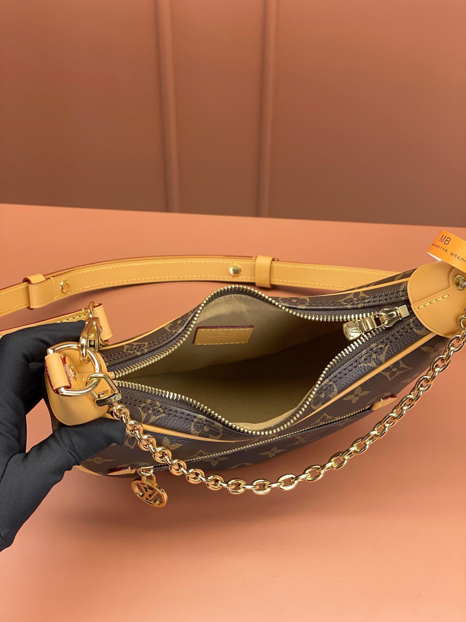 LV Bag M81098