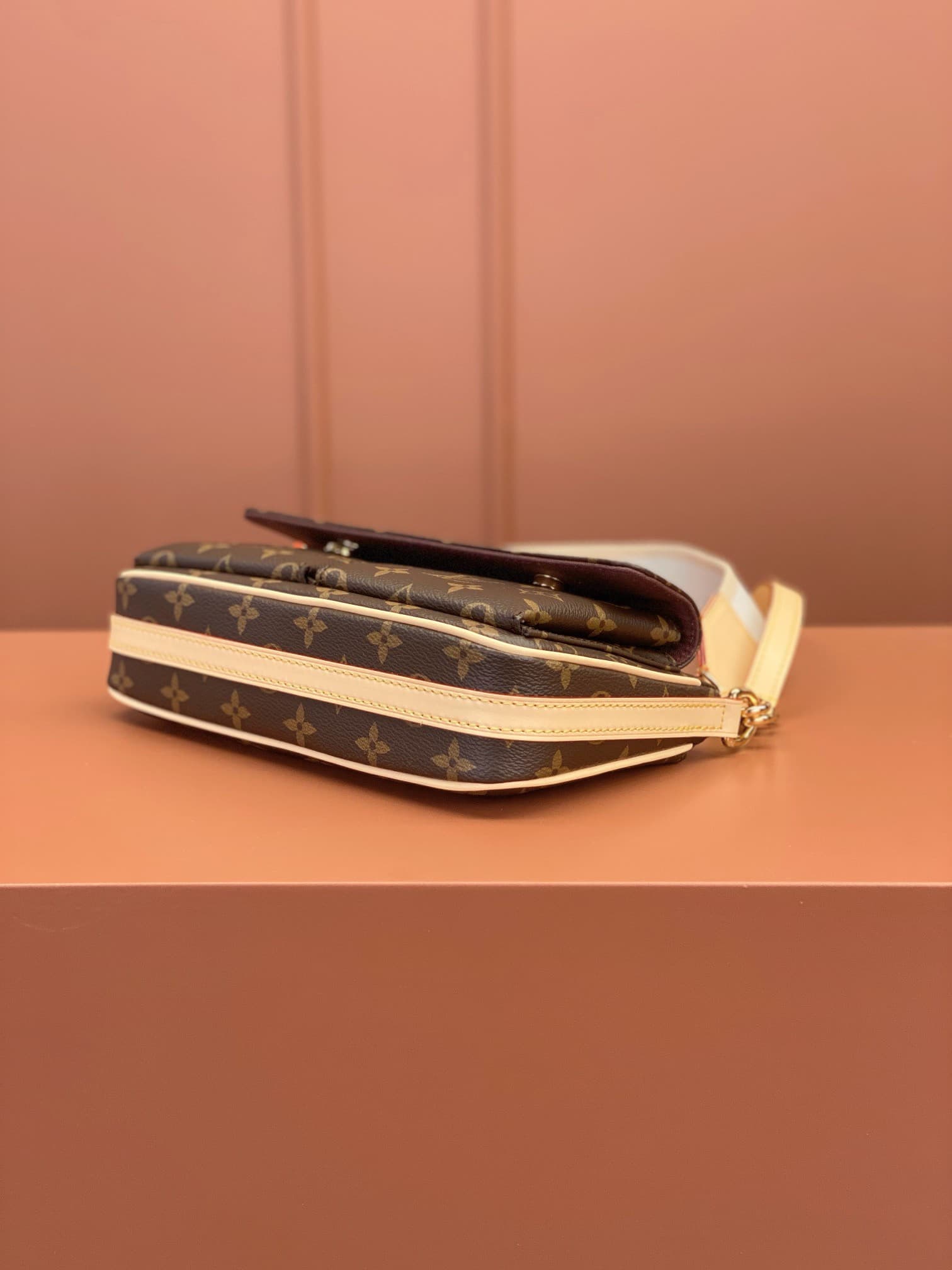 LV Bag M46999