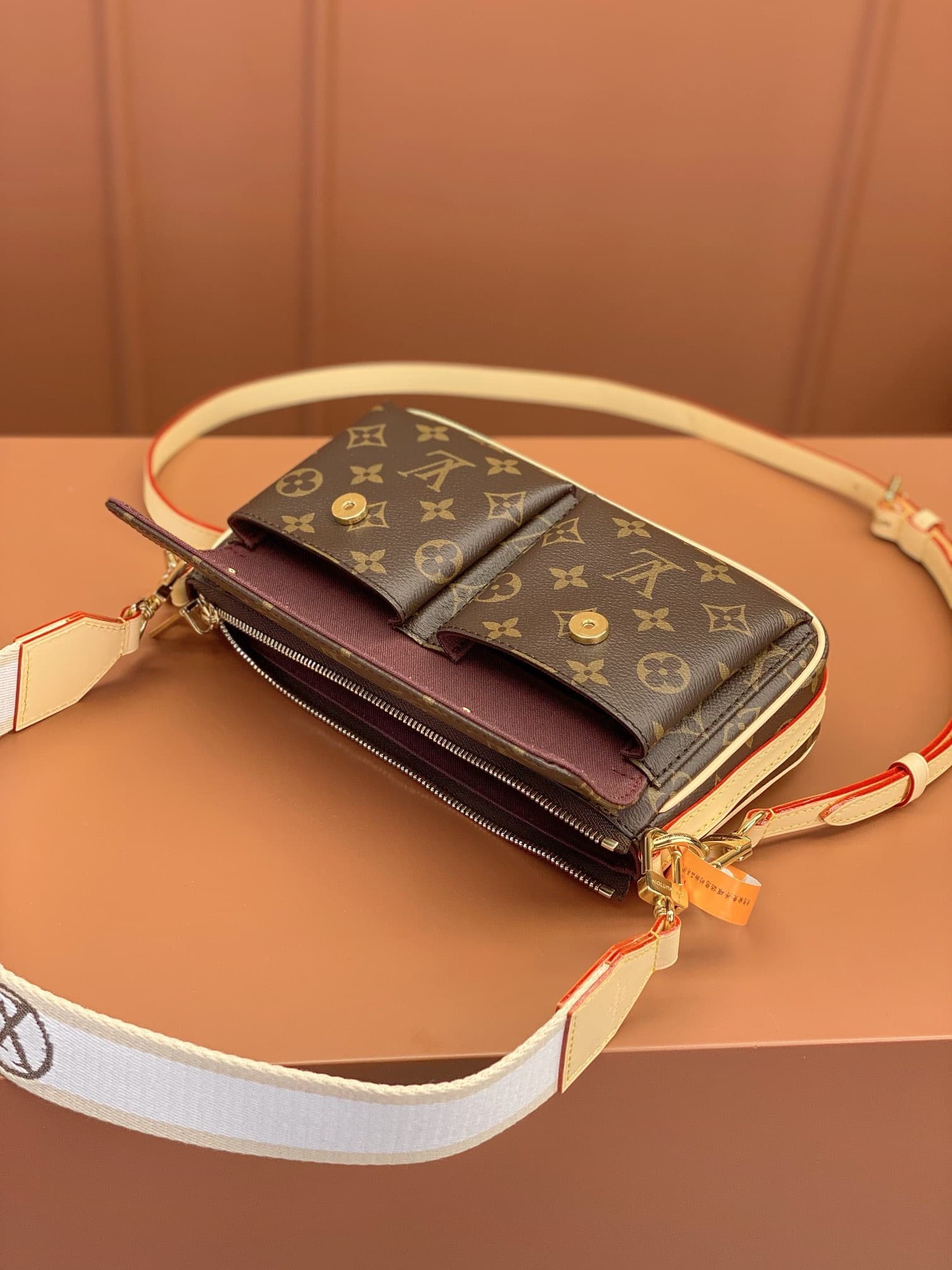 LV Bag M46999