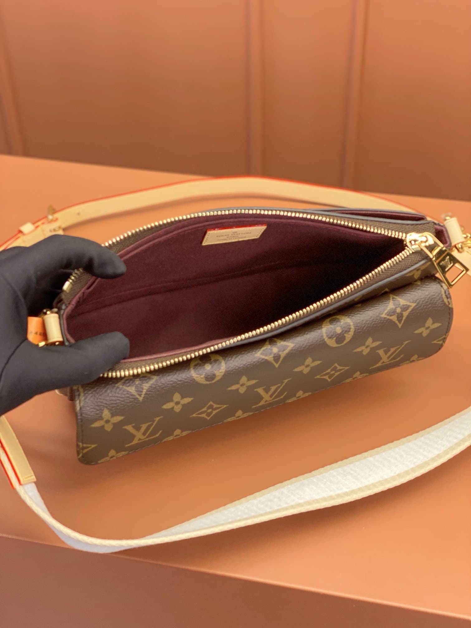 LV Bag M46999