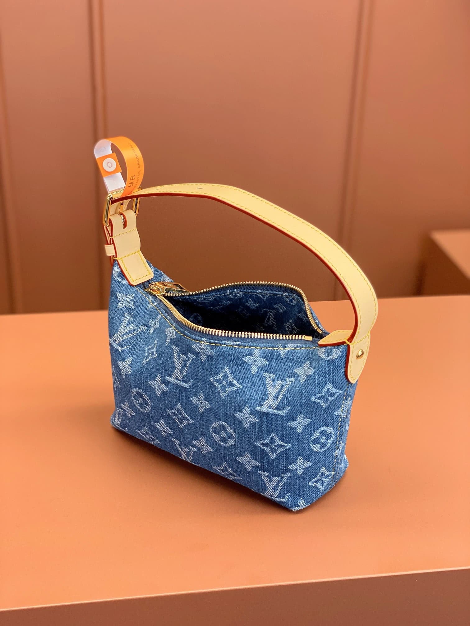 LV Bag M82949