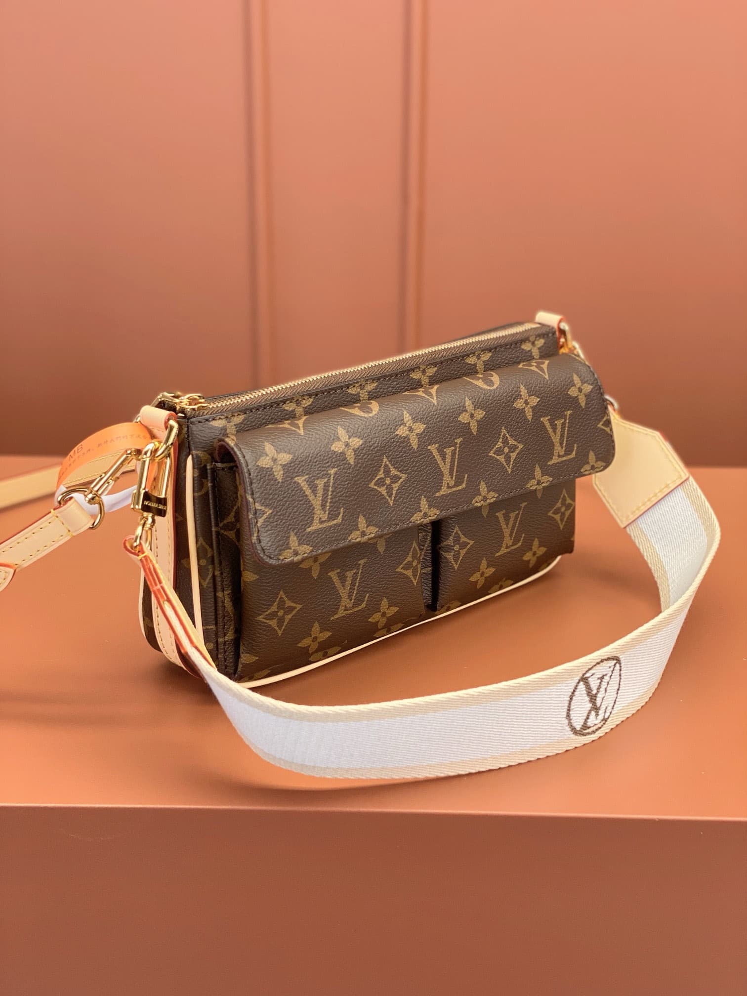 LV Bag M46999