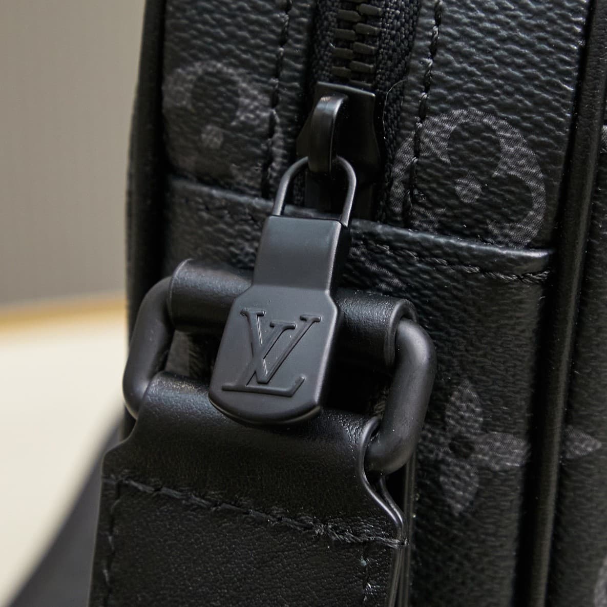 LV Bag M12518