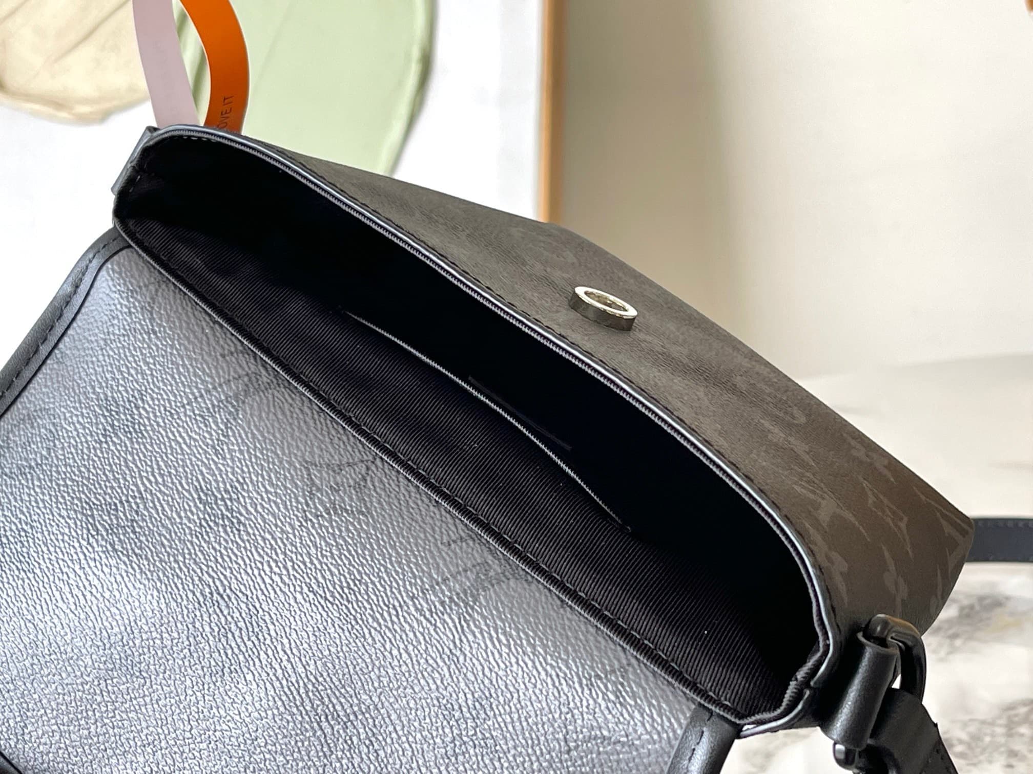 LV Bag M12806