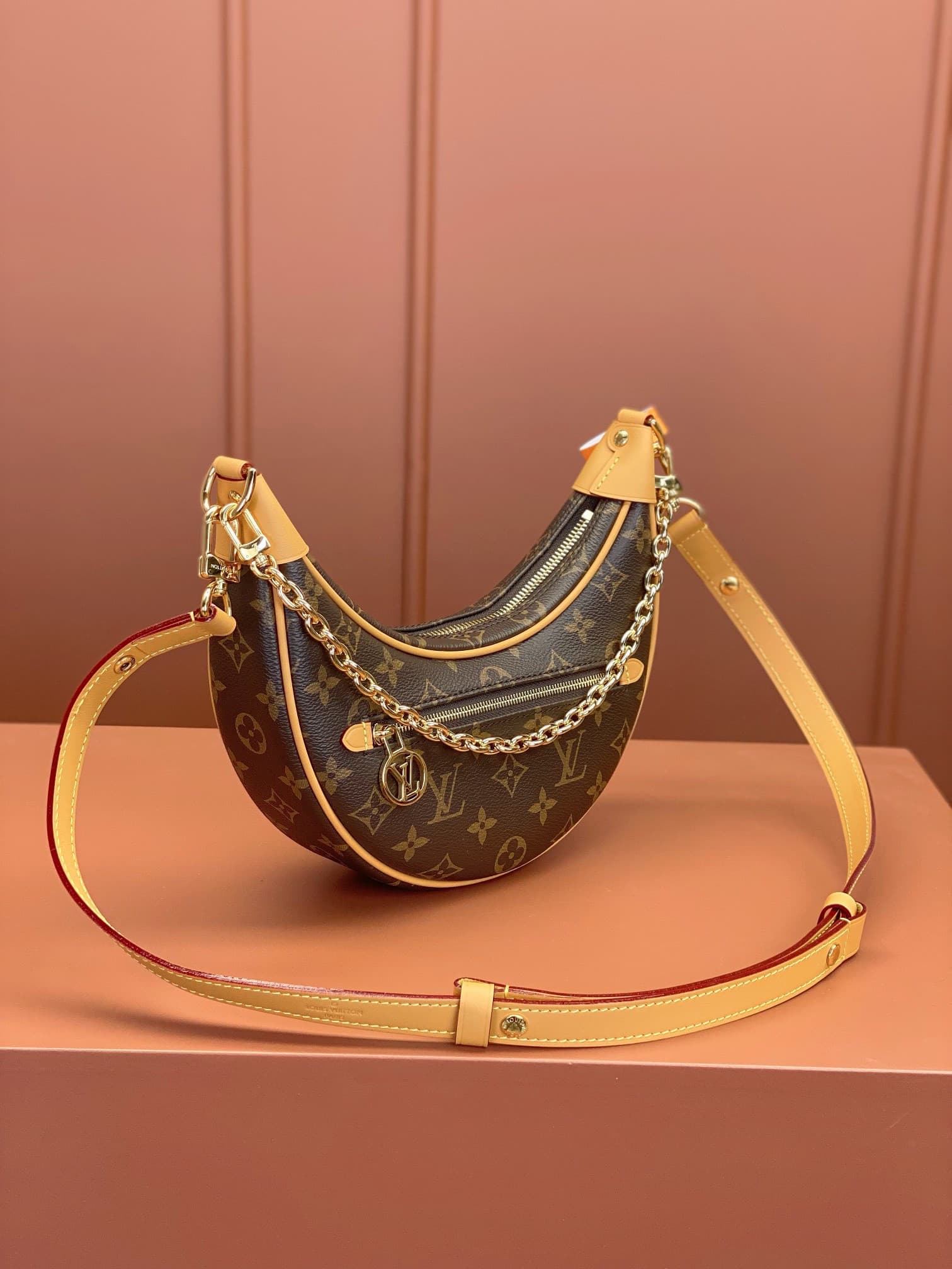 LV Bag M81098