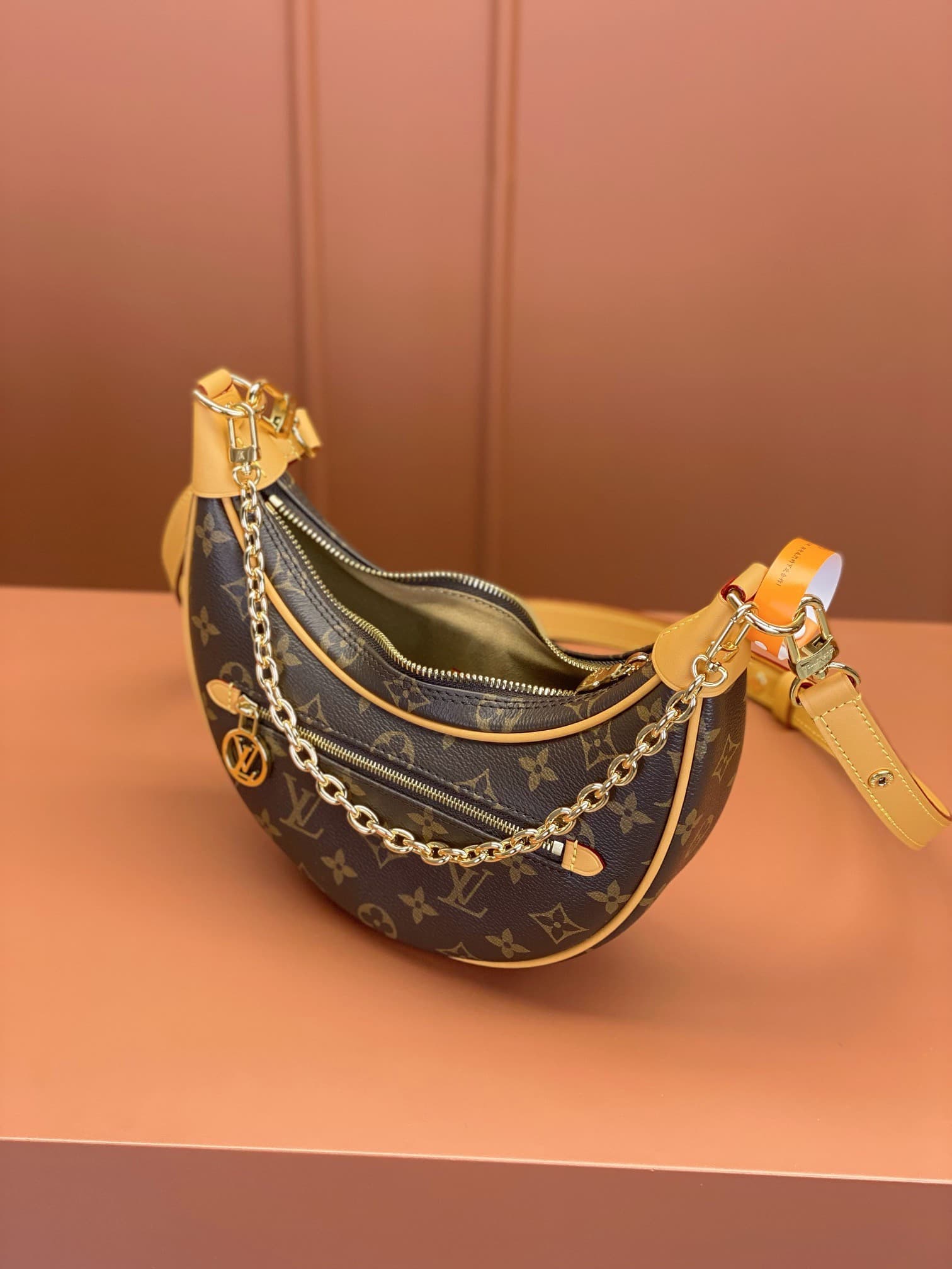 LV Bag M81098
