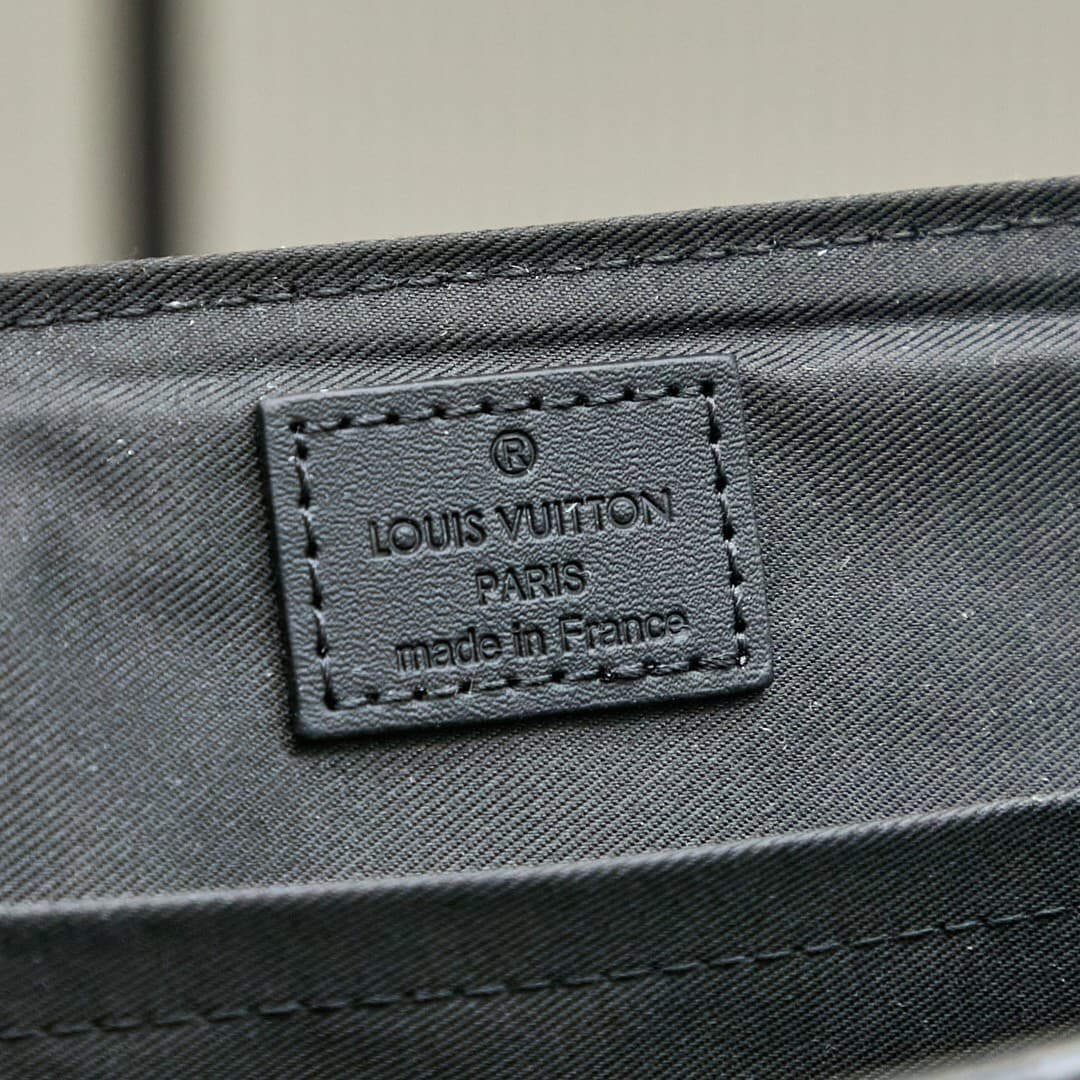 LV Bag M25121